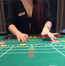 Antarmuka permainan BandarQ di kaisar poker menampilkan meja kartu dengan pemain dan dealer